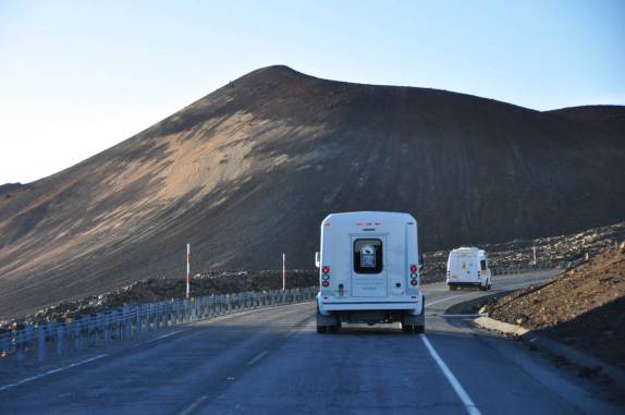 Vans levam turistas ao cume do Mauna Kea, na Big island, no Hawaii